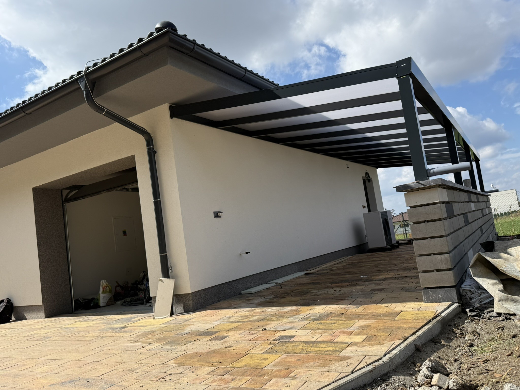 Hliníková pergola jako místo pro venkovní teambuildingy a firemní akce