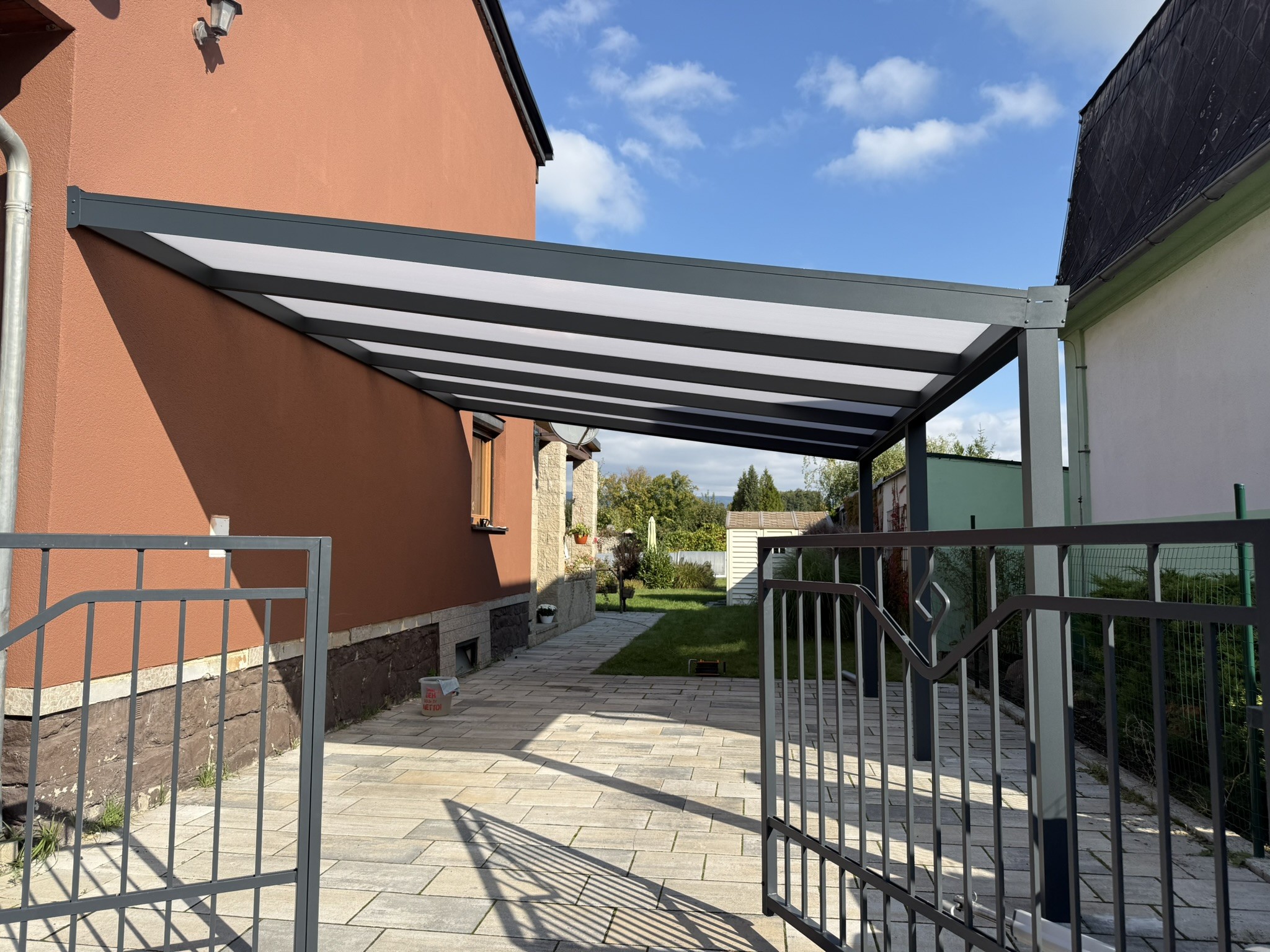 Hliníková pergola jako soukromý vinný sklípek na zahradě