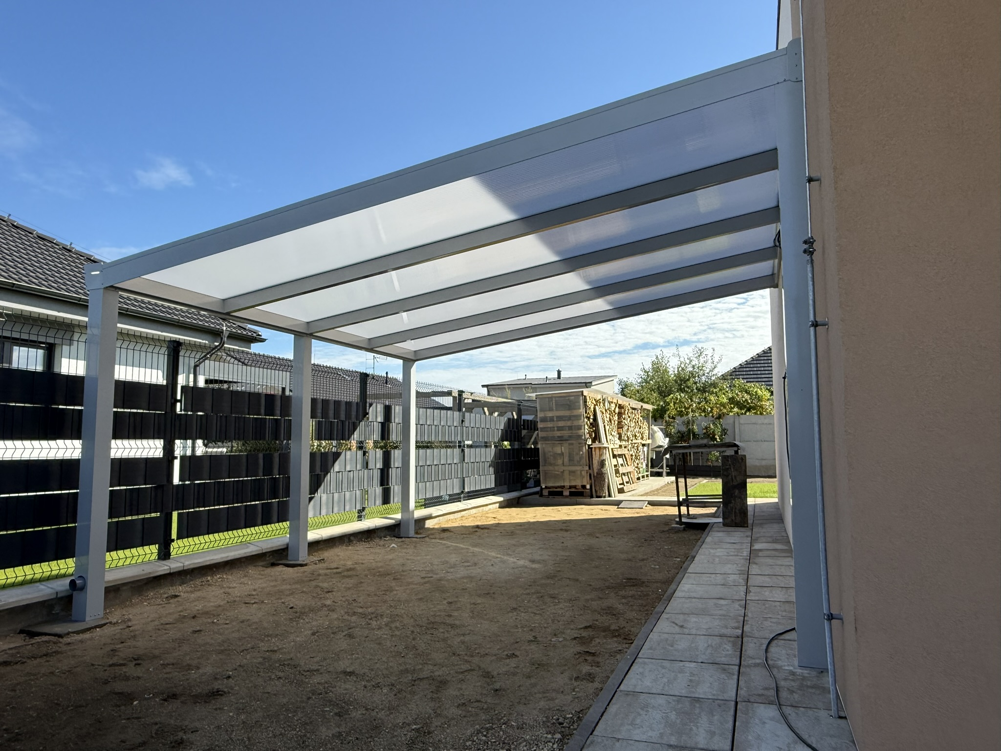 Pergola u domu se zateplenou fasádou: Co je potřeba vědět před montáží